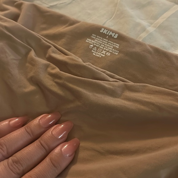 SKIMS Fits Everybody Bandeau Tan Bra - Picture 7 of 9